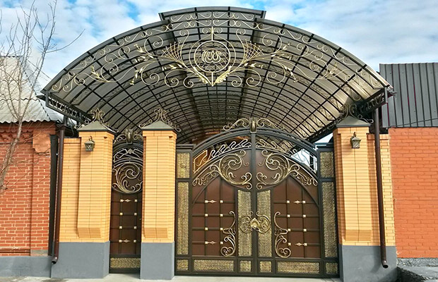 Купить или заказать ворота для дома с навесом - стильные и надежные решения для вашего участка в Сызрани от 41260 руб | ВоротМастер-Сзр