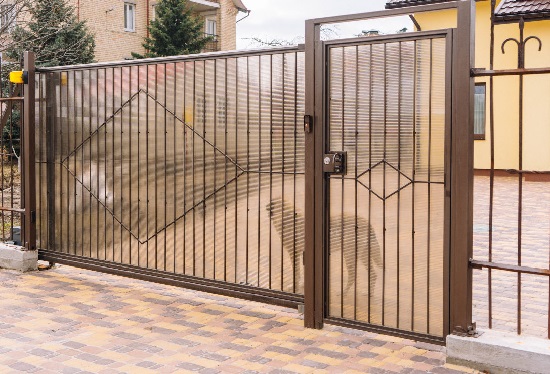 Купить ворота из профлиста с элементами ковки, с металлическими столбами в рамке или под дерево в Сызрани от 152250 руб